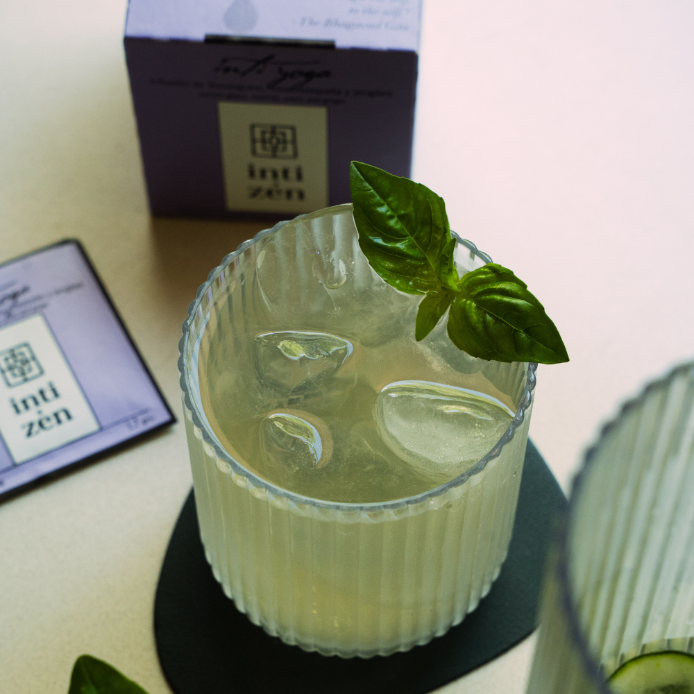 Receta de agua saborizada Inti Yoga con pepino y albahaca