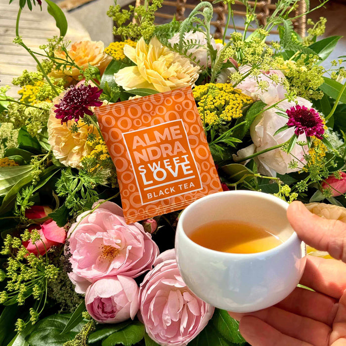 Almendra sweet love - Te negro con almendra, vainilla y miel - 10 piramides - taza- lifestyle
