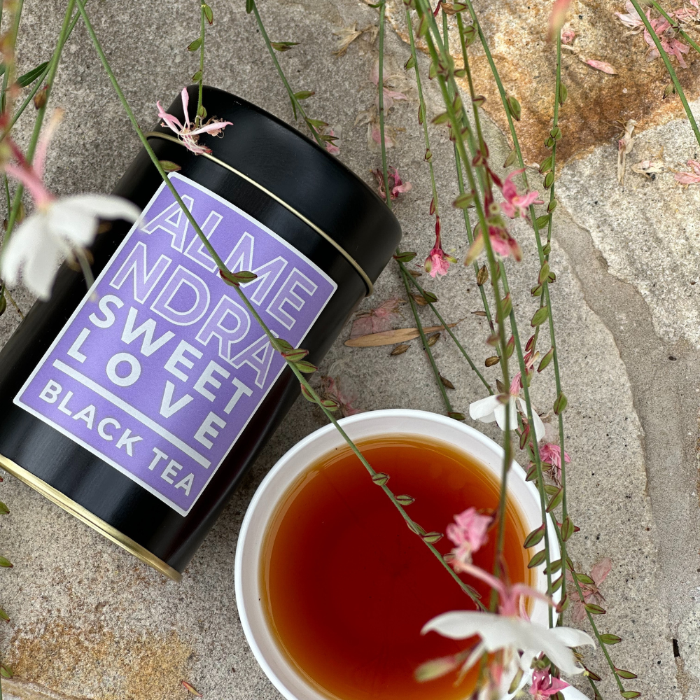 Almendra Sweet Love - Té Negro con Almendras, Vainilla y Miel - flores