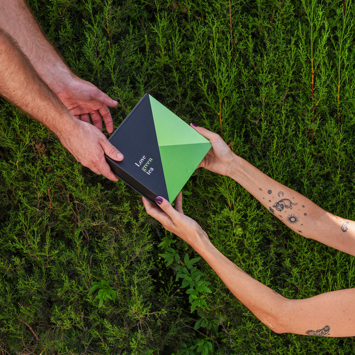 Love Green Tea - Box - 20 saquitos - manos - lifestyle